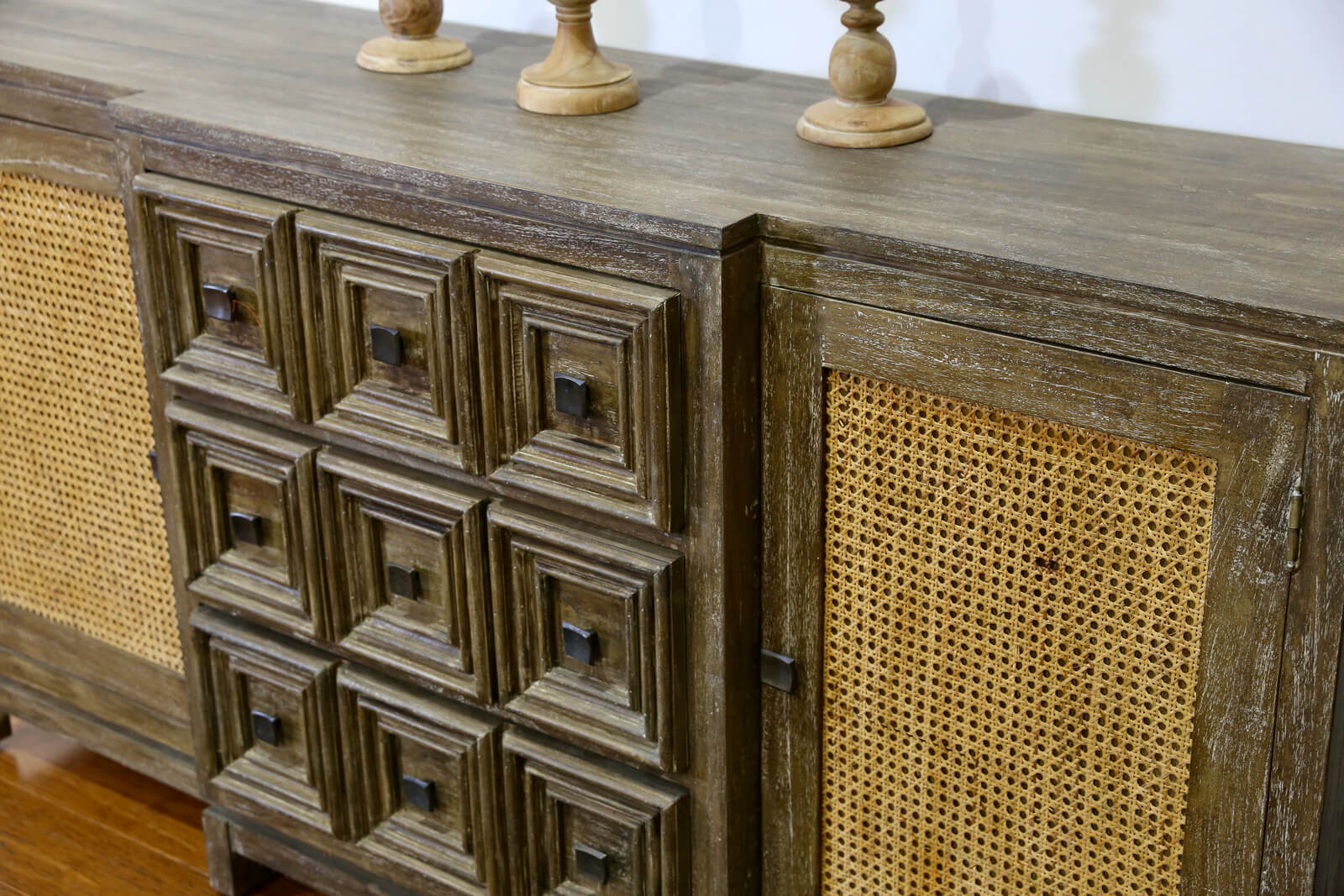 ANDORIA | RUSTIC TIMBER BUFFET