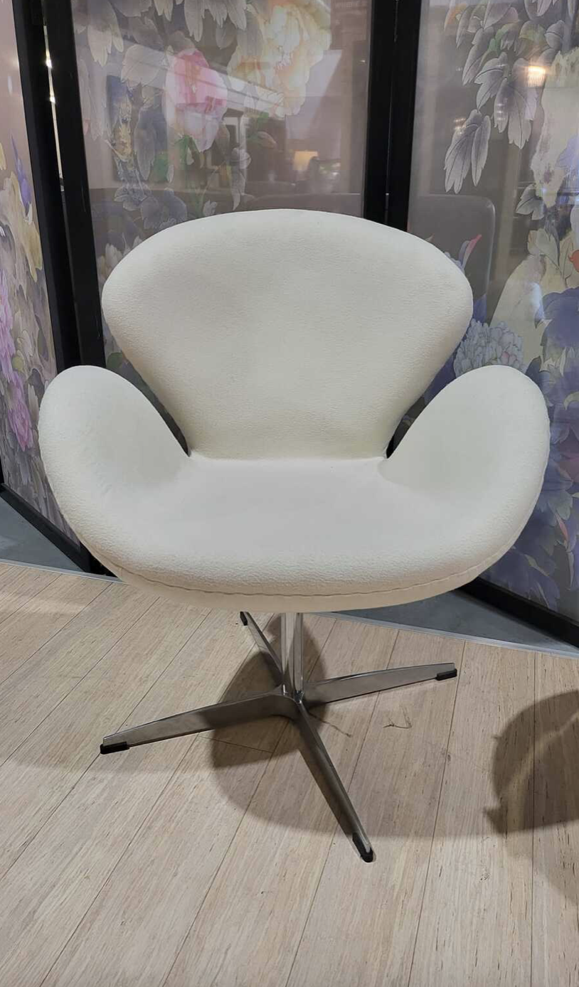 LILLY | CONTEMPORARY SWIVEL CHAIR RANGE