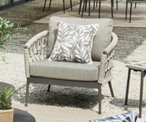 PRETZEL | OUTDOOR SEATING RANGE