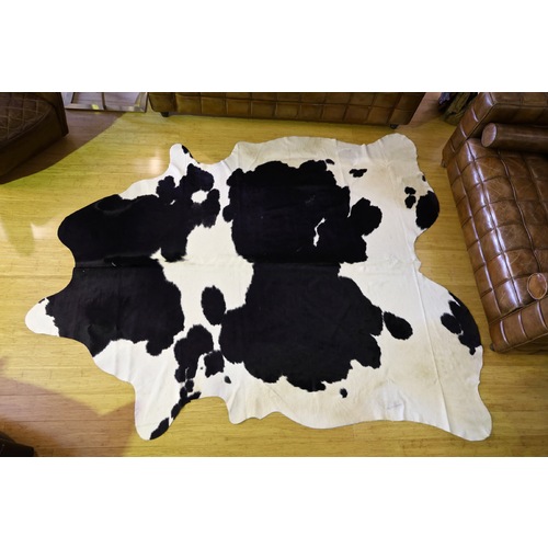 NATURAL COW HIDE RUG - WHITE W/ SPOTTED BLACK